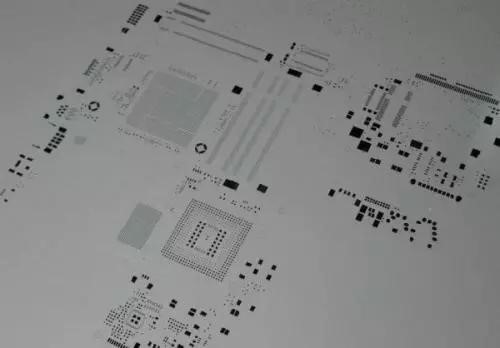 FABFM PCB上的一个插件电阻 FABFM PCB上的一个插件电阻