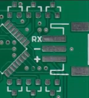 图示PCB上大多地方没有走线,不过有地的覆铜 图示PCB上大多地方没有走线,不过有地的覆铜