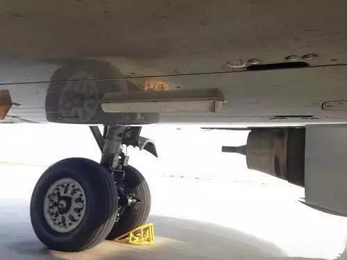 指点信标天线在飞机机体底部。 指点信标天线在飞机机体底部。