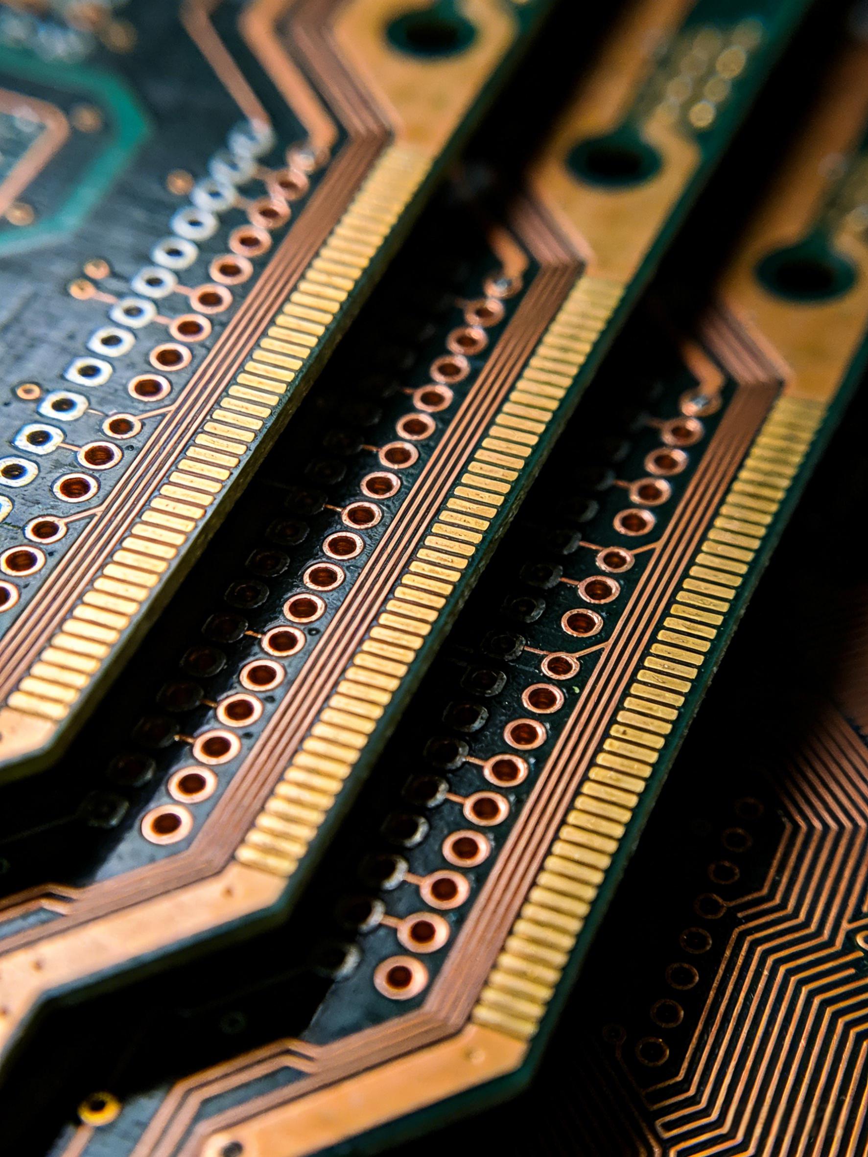 CPO光模块PCB高频信号完整性设计微距视图，展示差分对走线、盲埋孔与多层堆叠结构